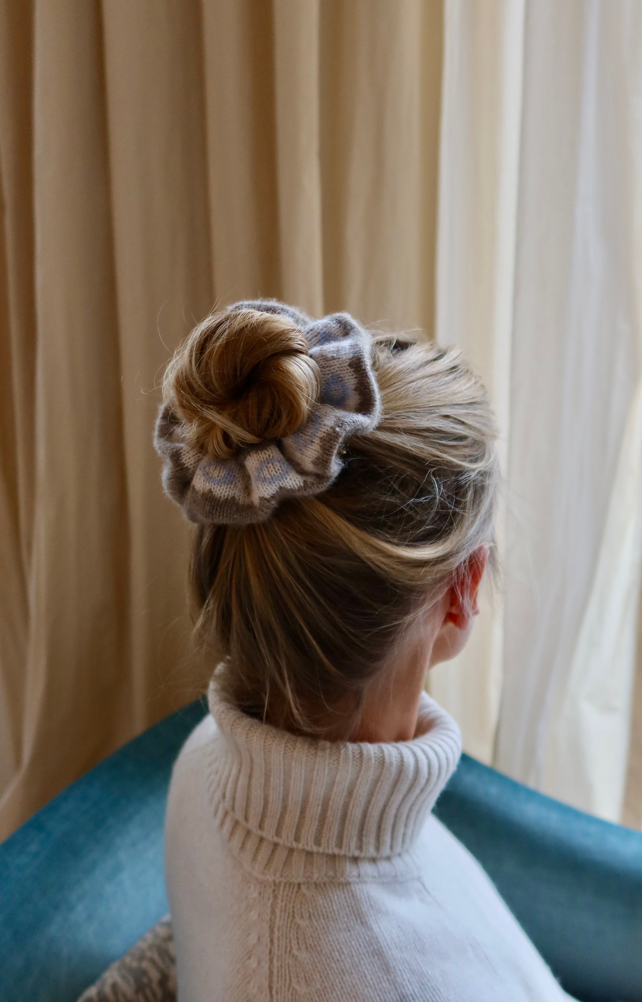 LAURA FAIR ISLE SCRUNCHY IN TOAST