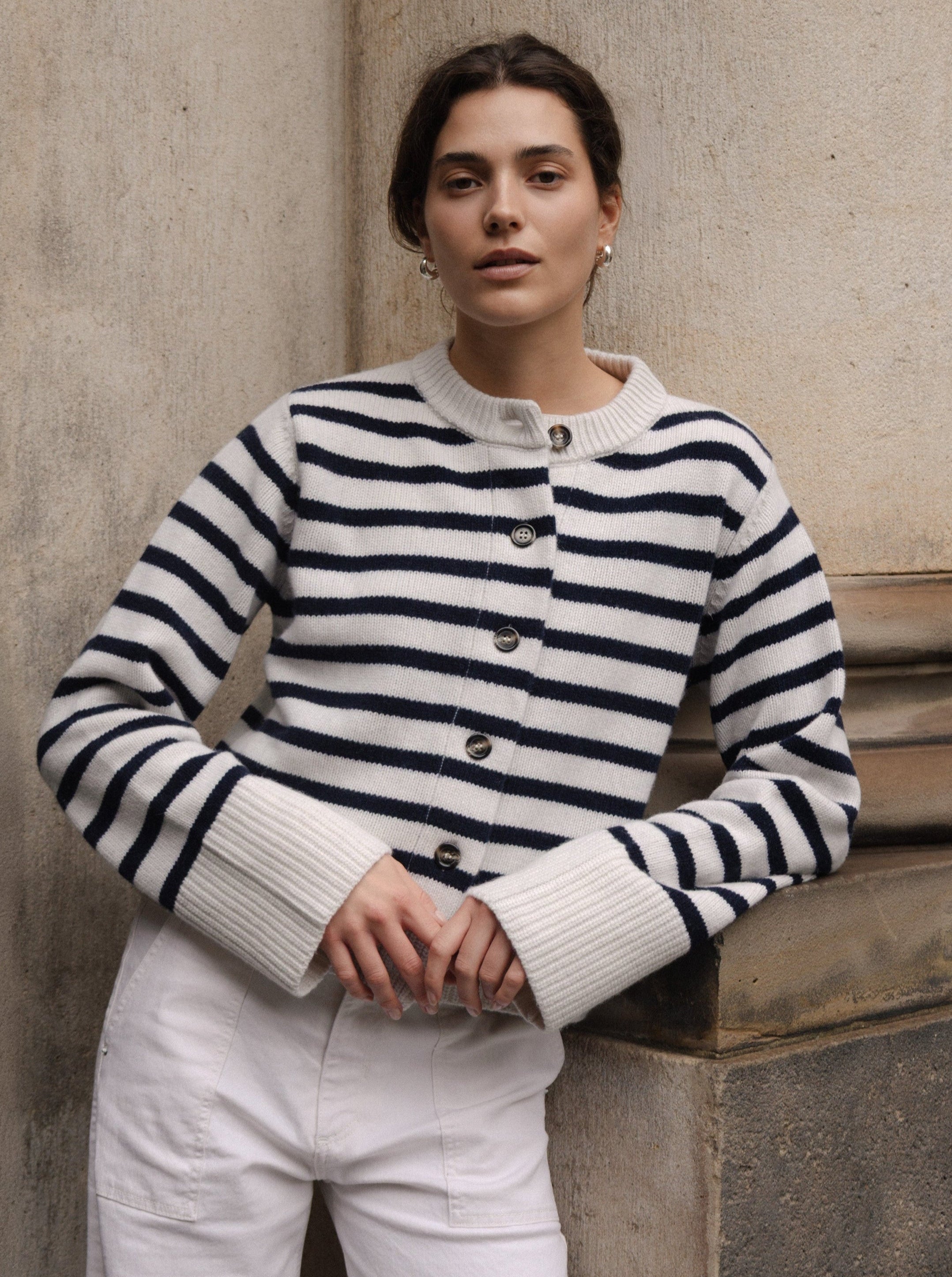 LILLY CARDIGAN IN VANILLA / DEEP BLUE