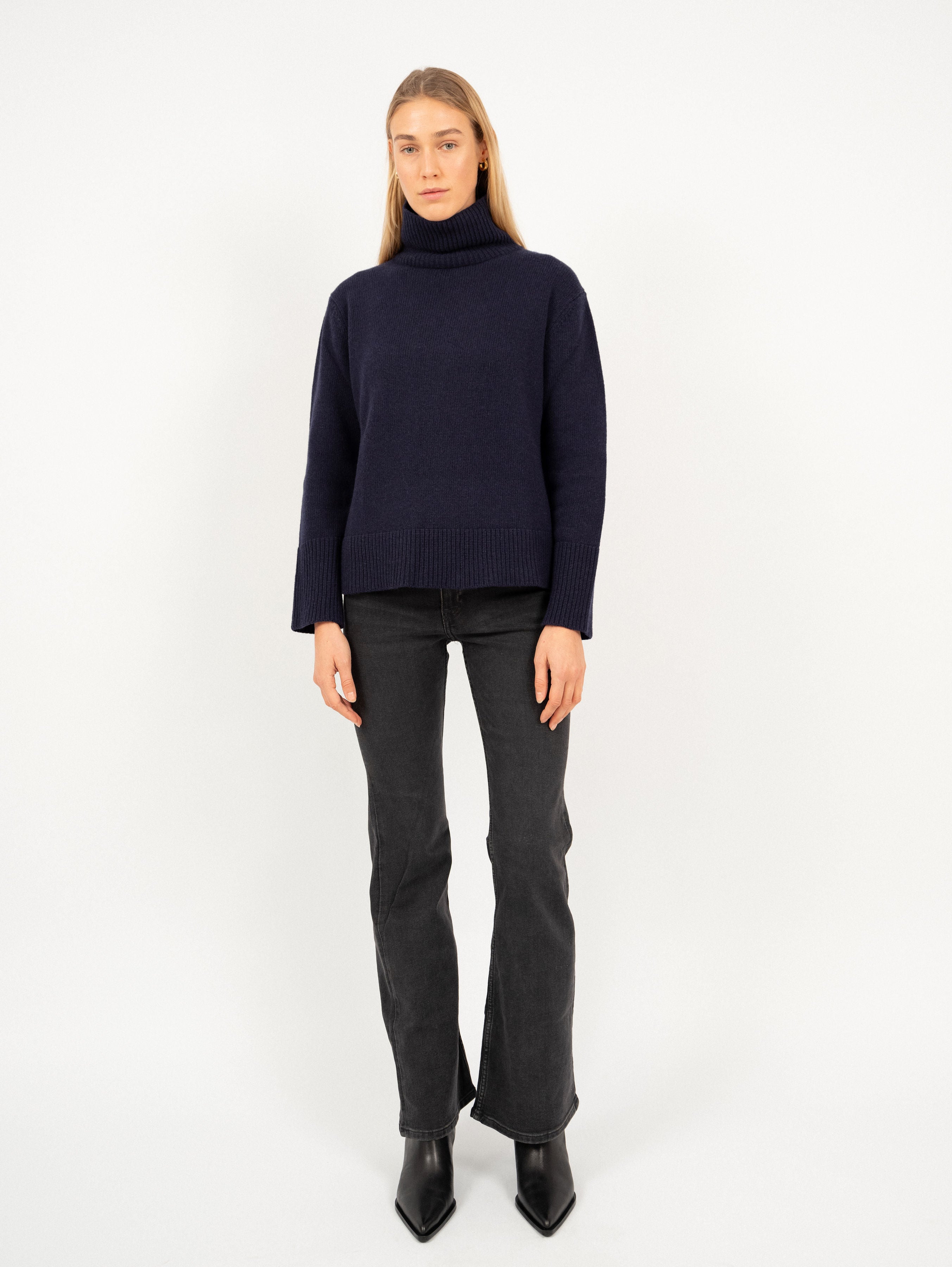 ANEMONE SWEATER IN DEEP BLUE