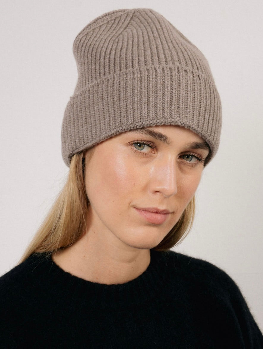 CHARLY BEANIE IN TIMELESS TAUPE