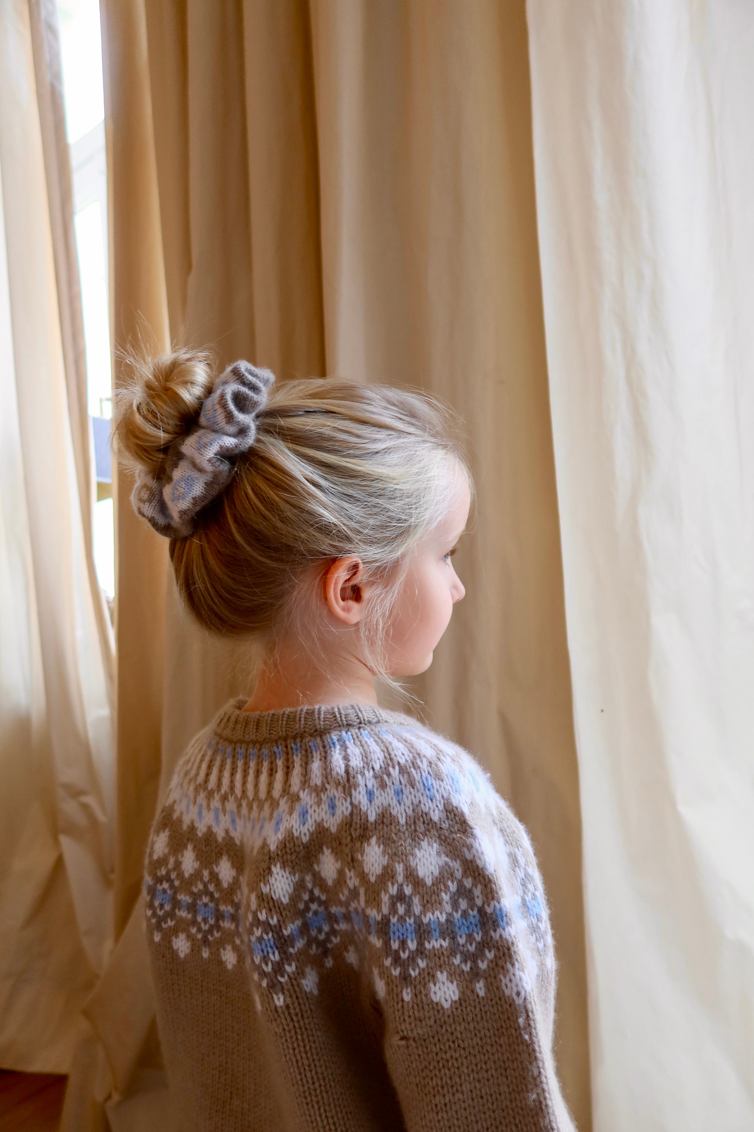 LAURA FAIR ISLE SCRUNCHY IN TOAST
