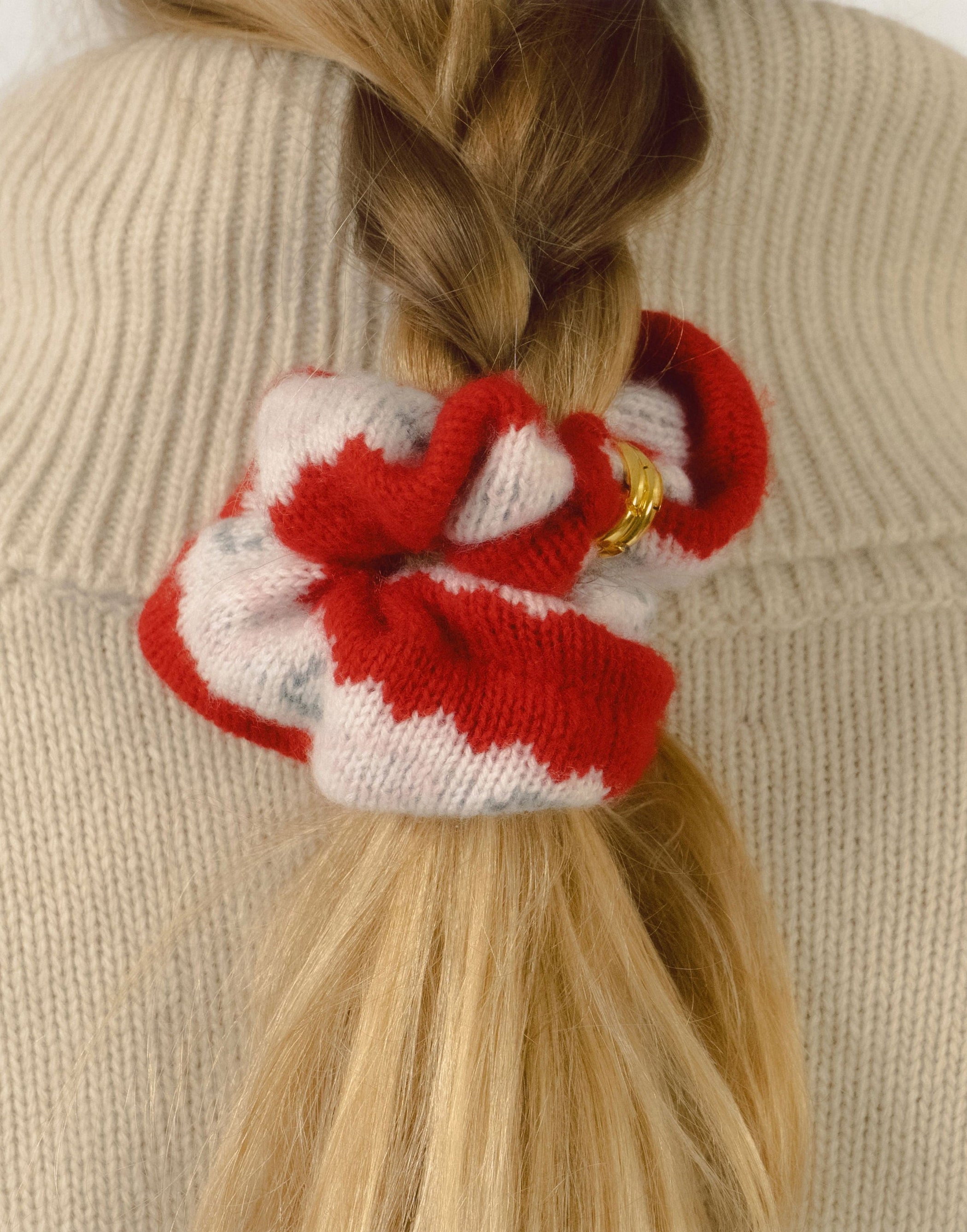 LAURA FAIR ISLE SCRUNCHY IN TOAST