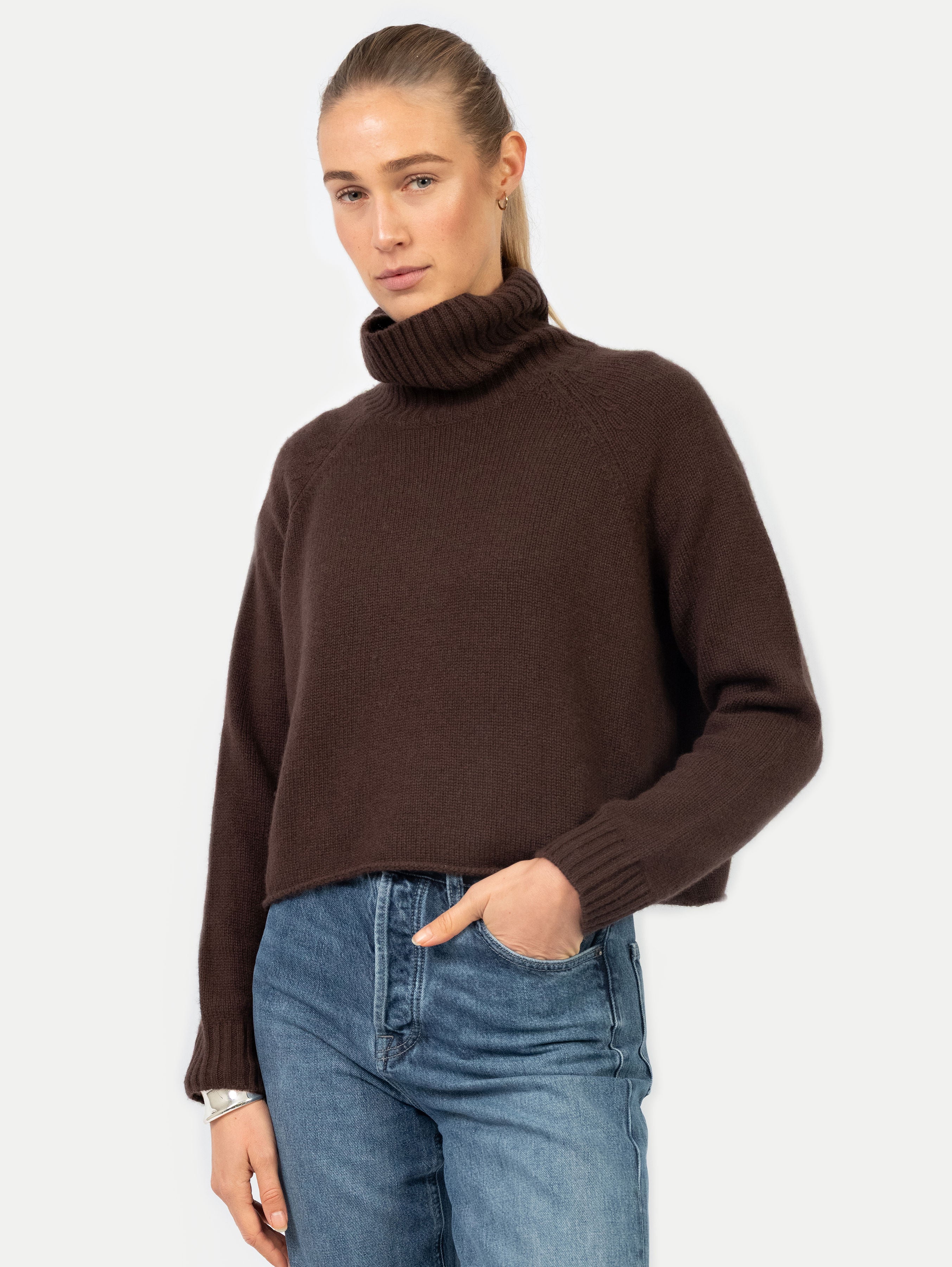 LAURA TURTLENECK IN TRUFFLE BROWN