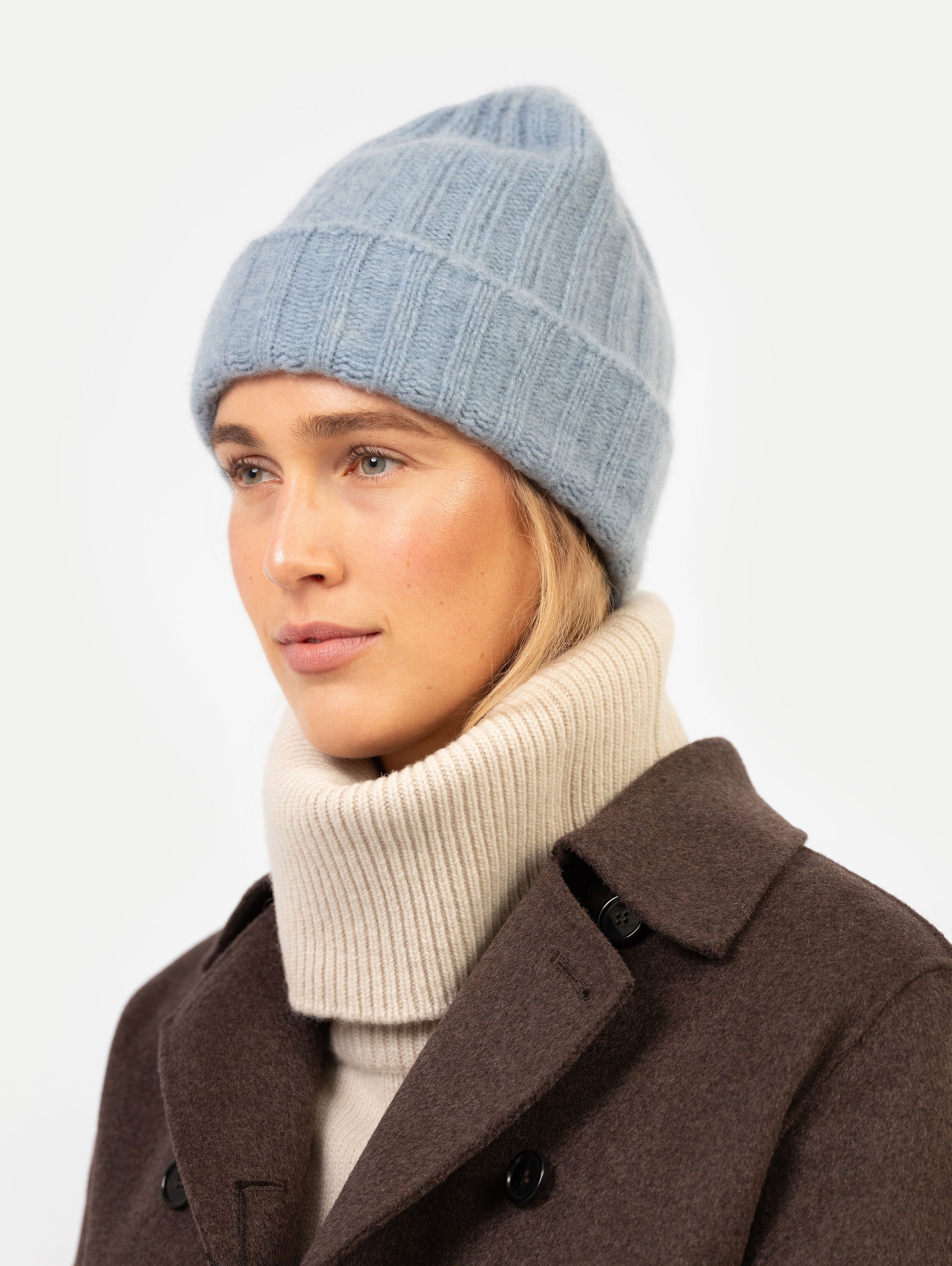LAURA BEANIE IN BLUEBERRY LATTE