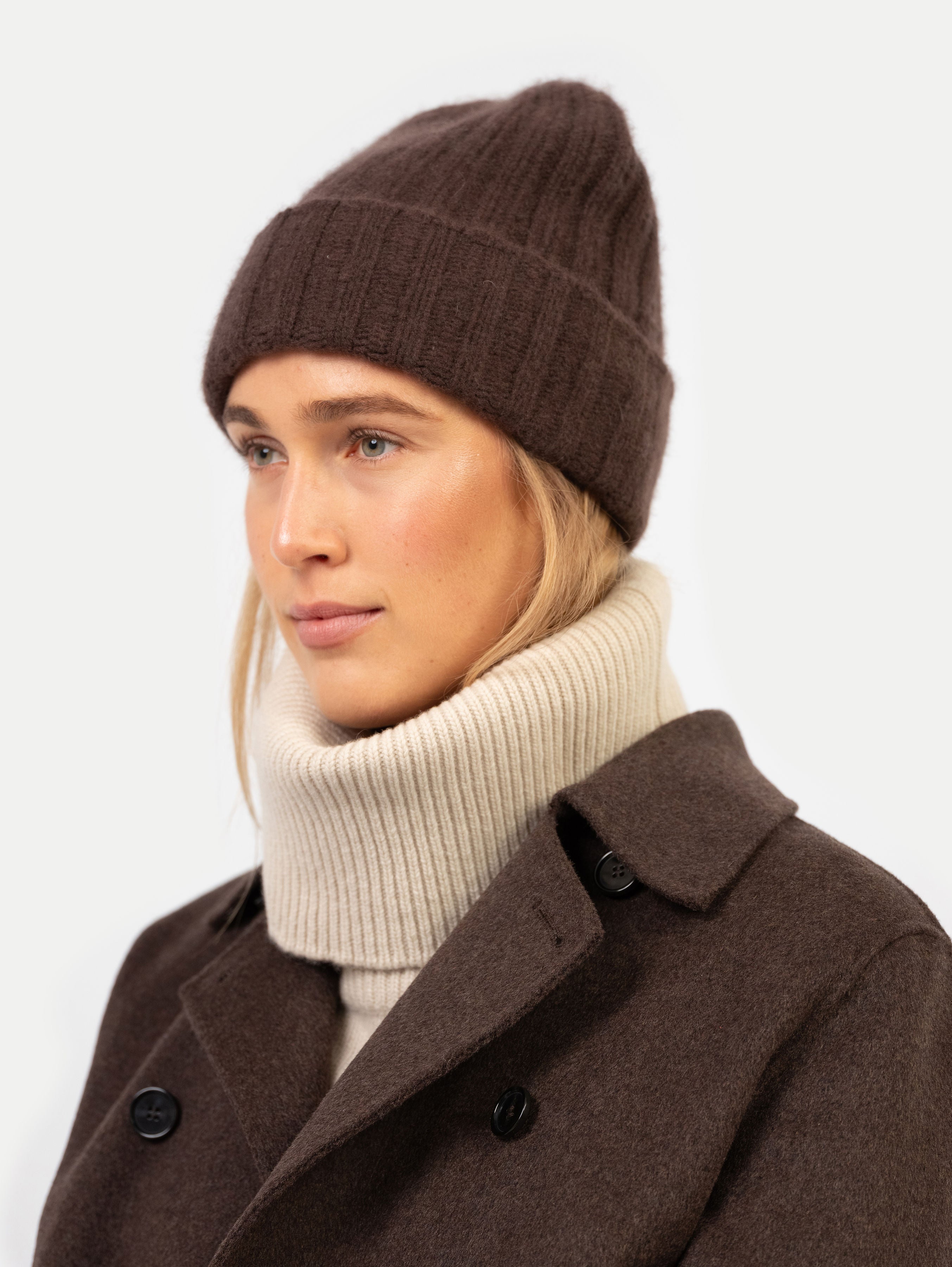 LAURA BEANIE IN TRUFFLE BROWN
