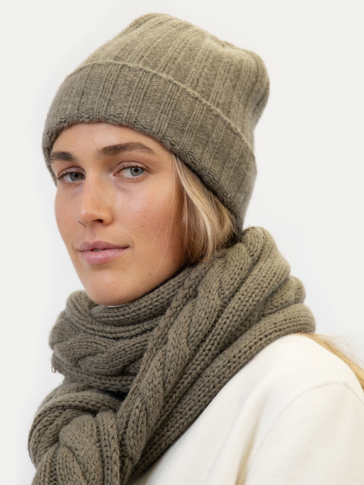LAURA BEANIE IN BREEN