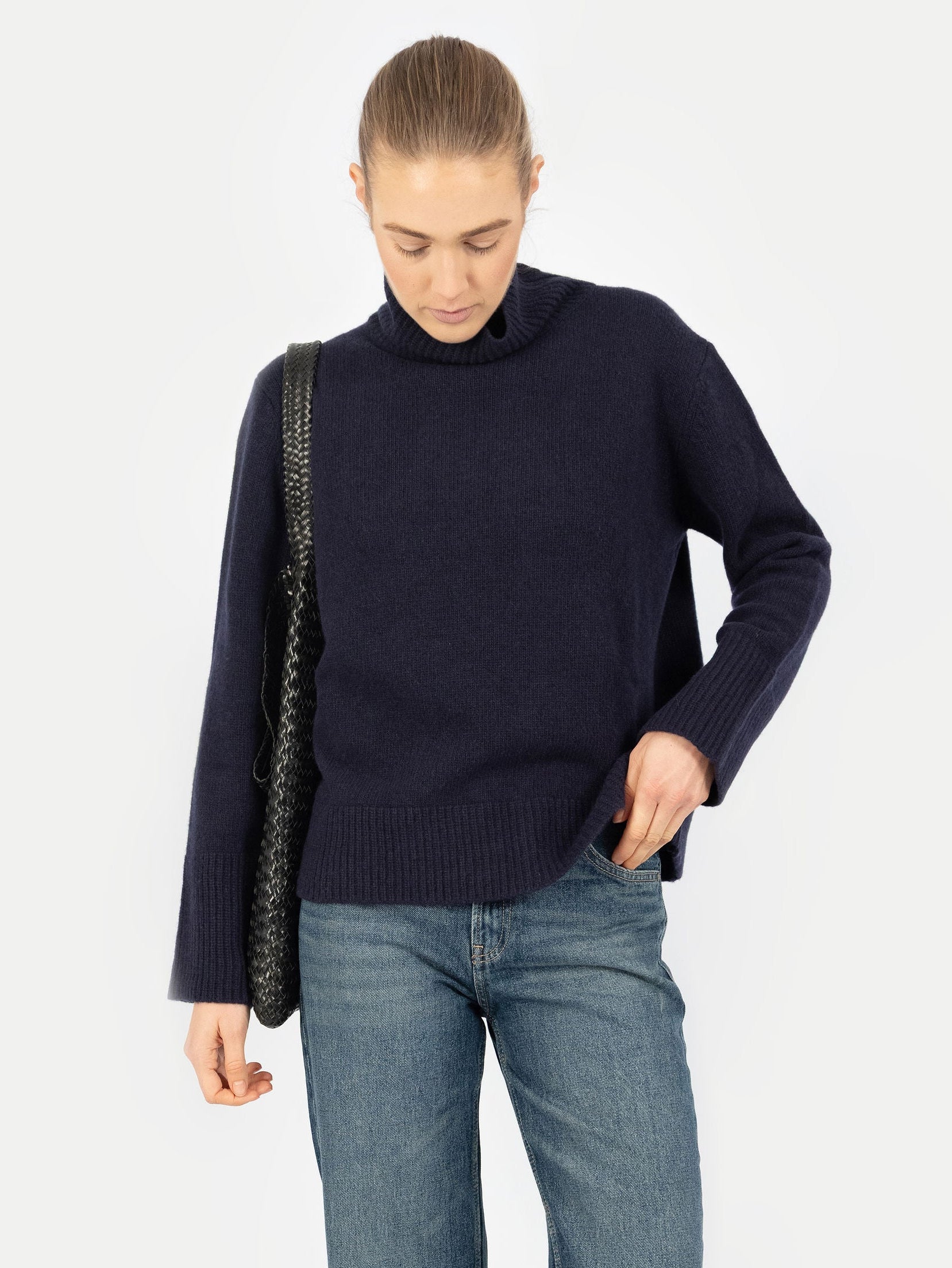 ANEMONE SWEATER IN DEEP BLUE