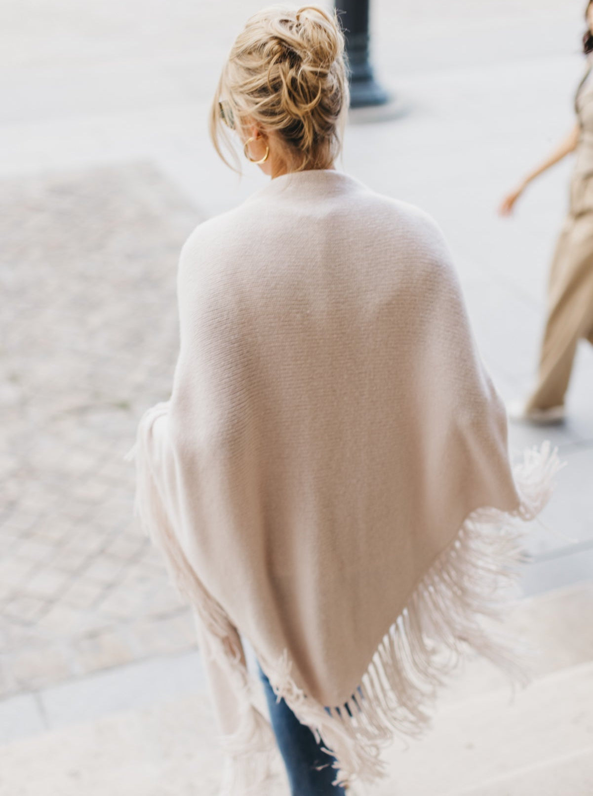 LAURA PONCHO IN HONEY OAT