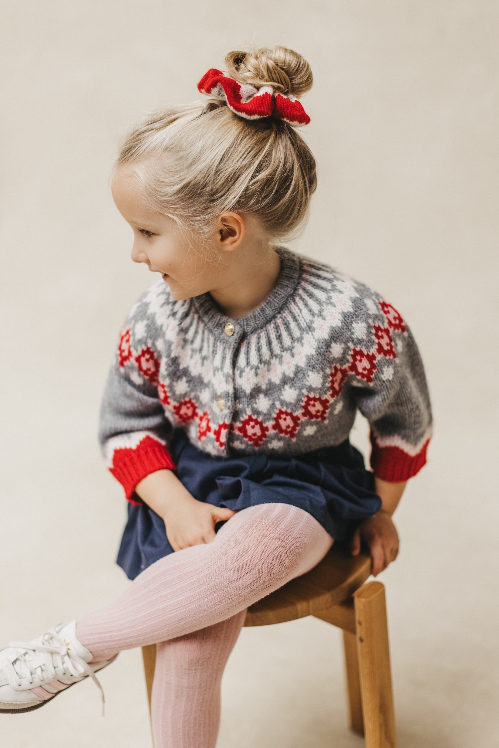 LAURA FAIR ISLE SCRUNCHY IN SALT GREY