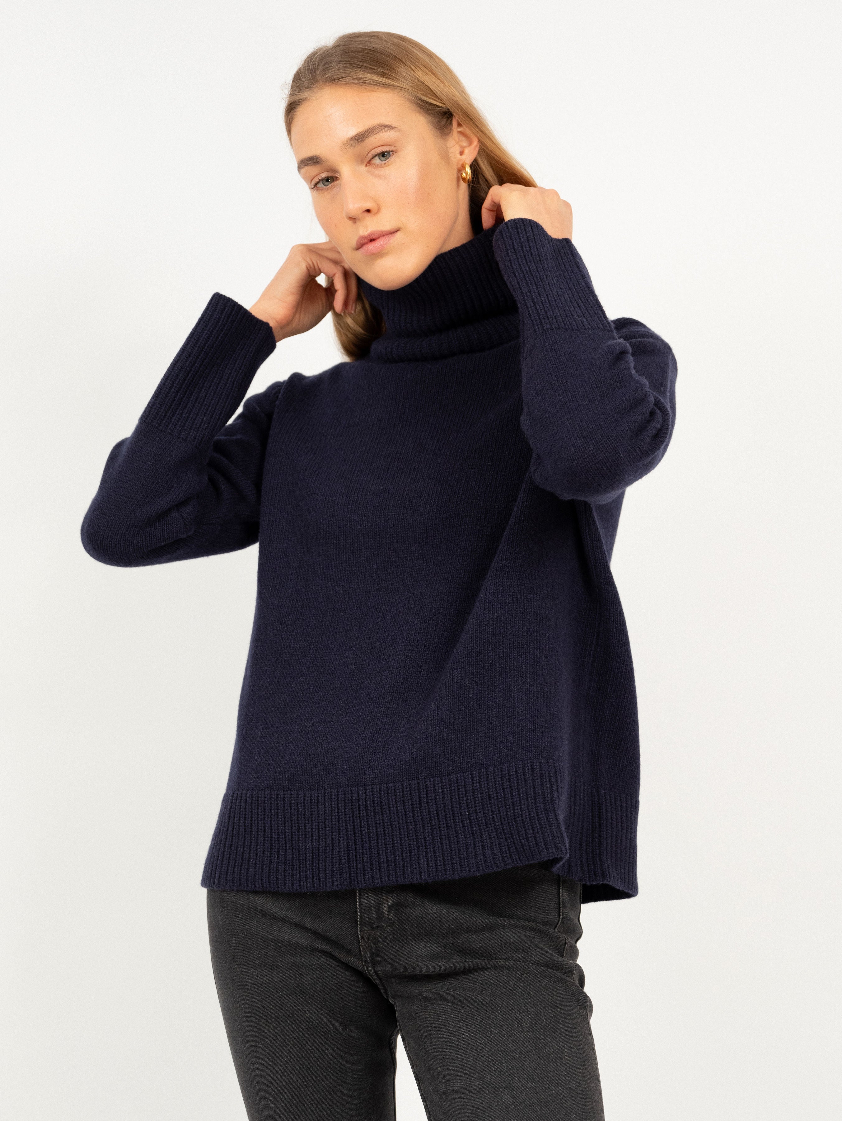 ANEMONE SWEATER IN DEEP BLUE
