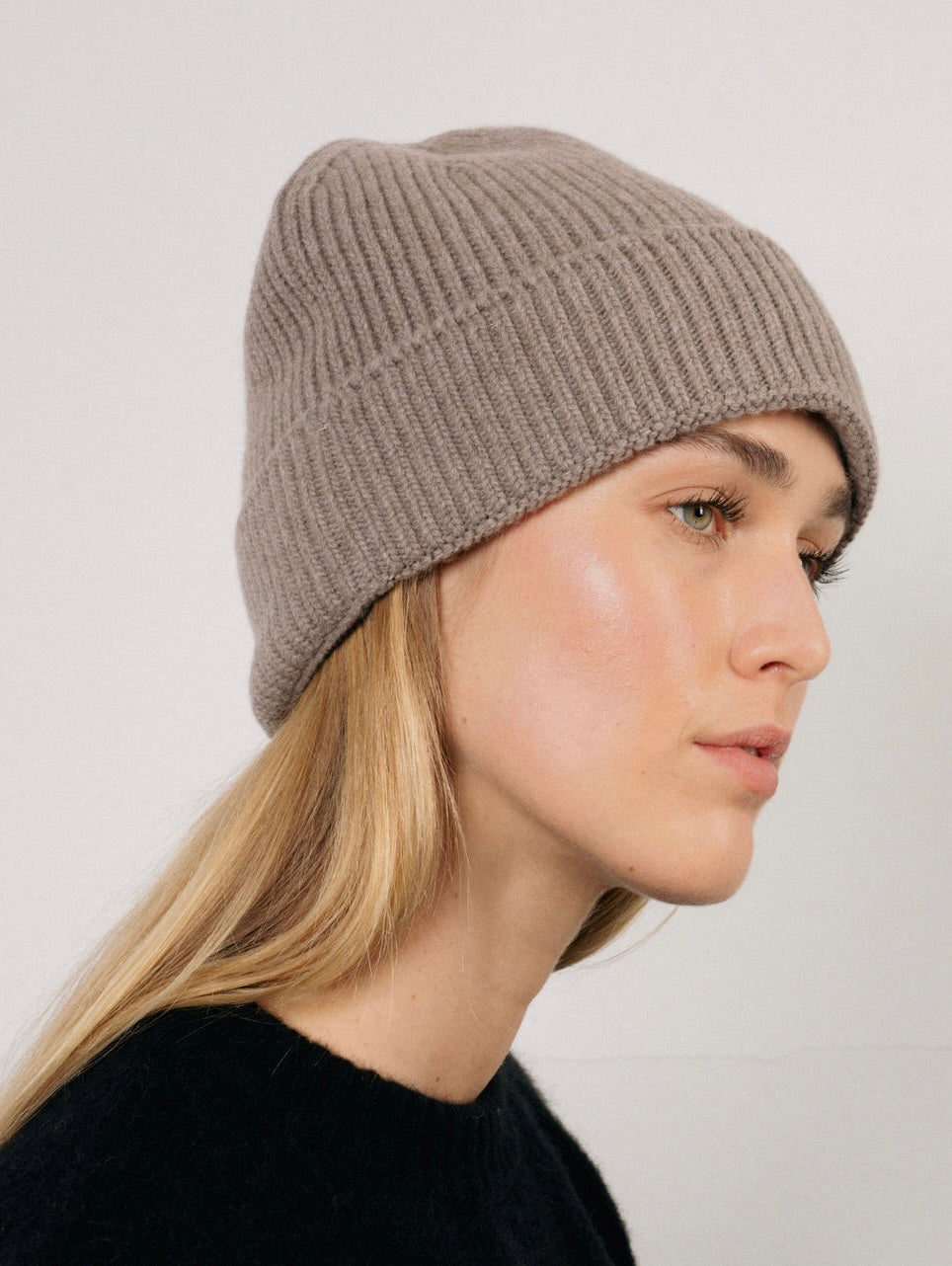 CHARLY BEANIE IN TIMELESS TAUPE