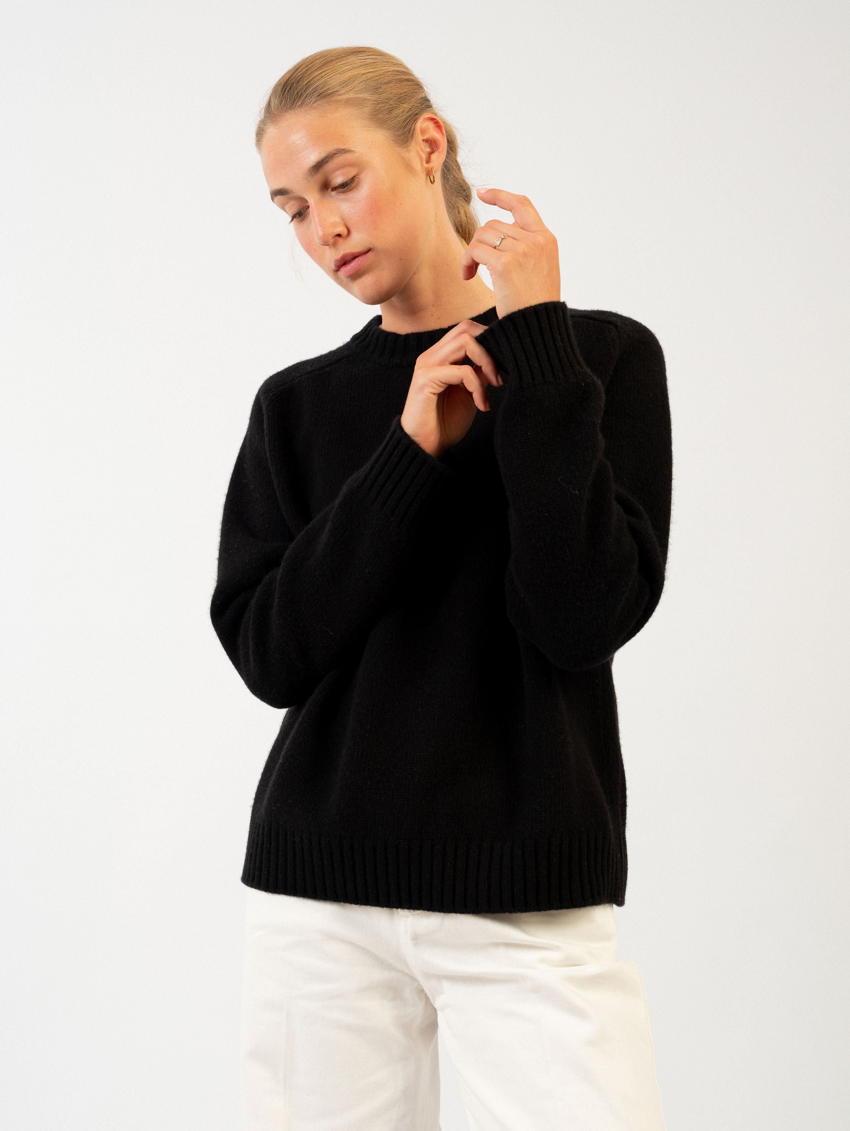 MARY SWEATER IN NIGHT (BLACK)
