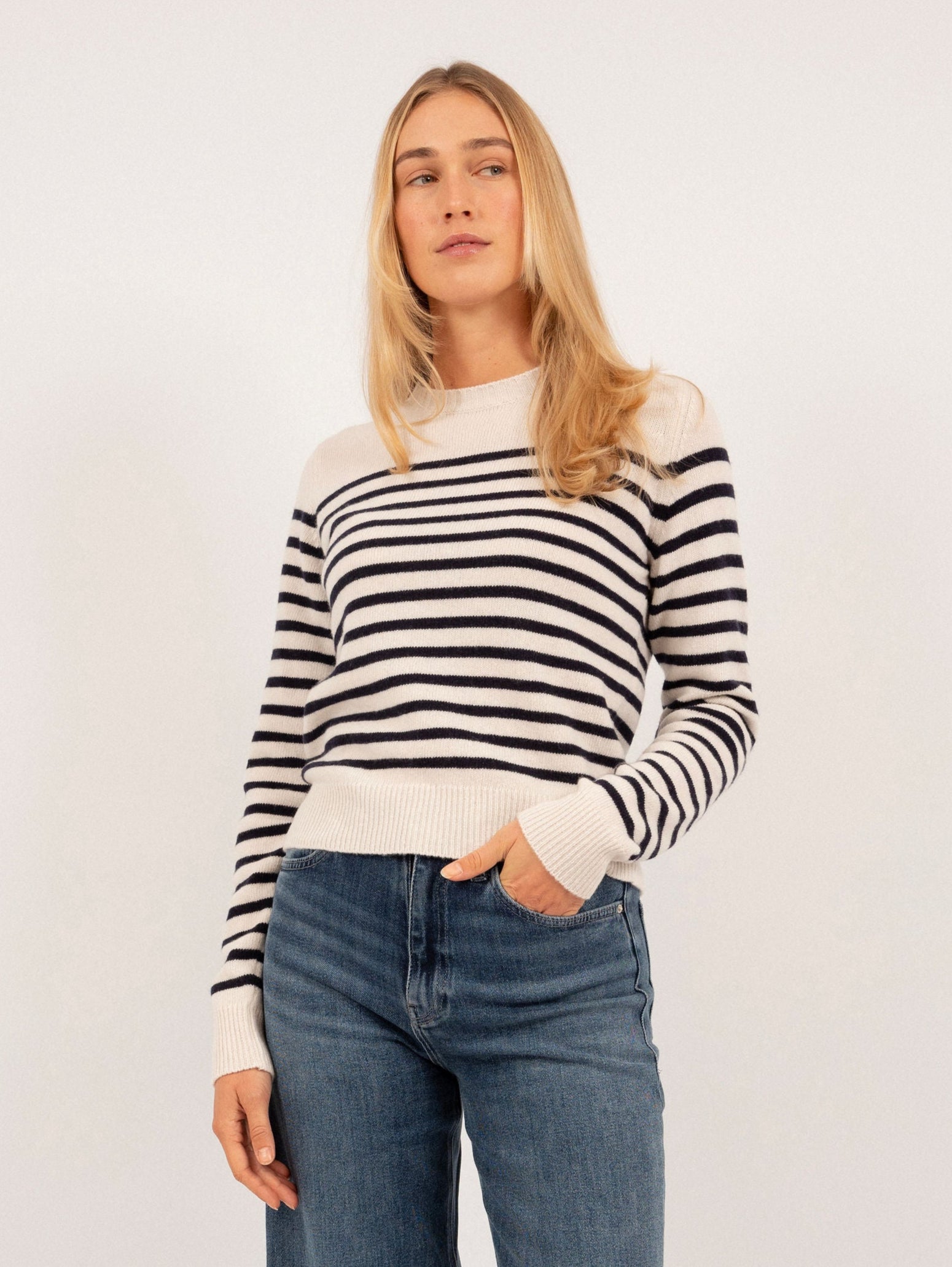 THERESA SWEATER IN VANILLA / DEEP BLUE